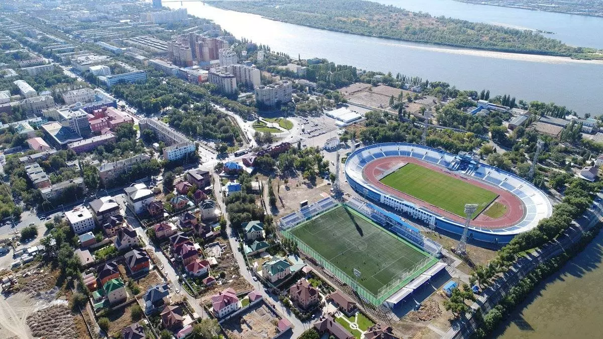 Астрахань: на главной площади — то сад, то стадион