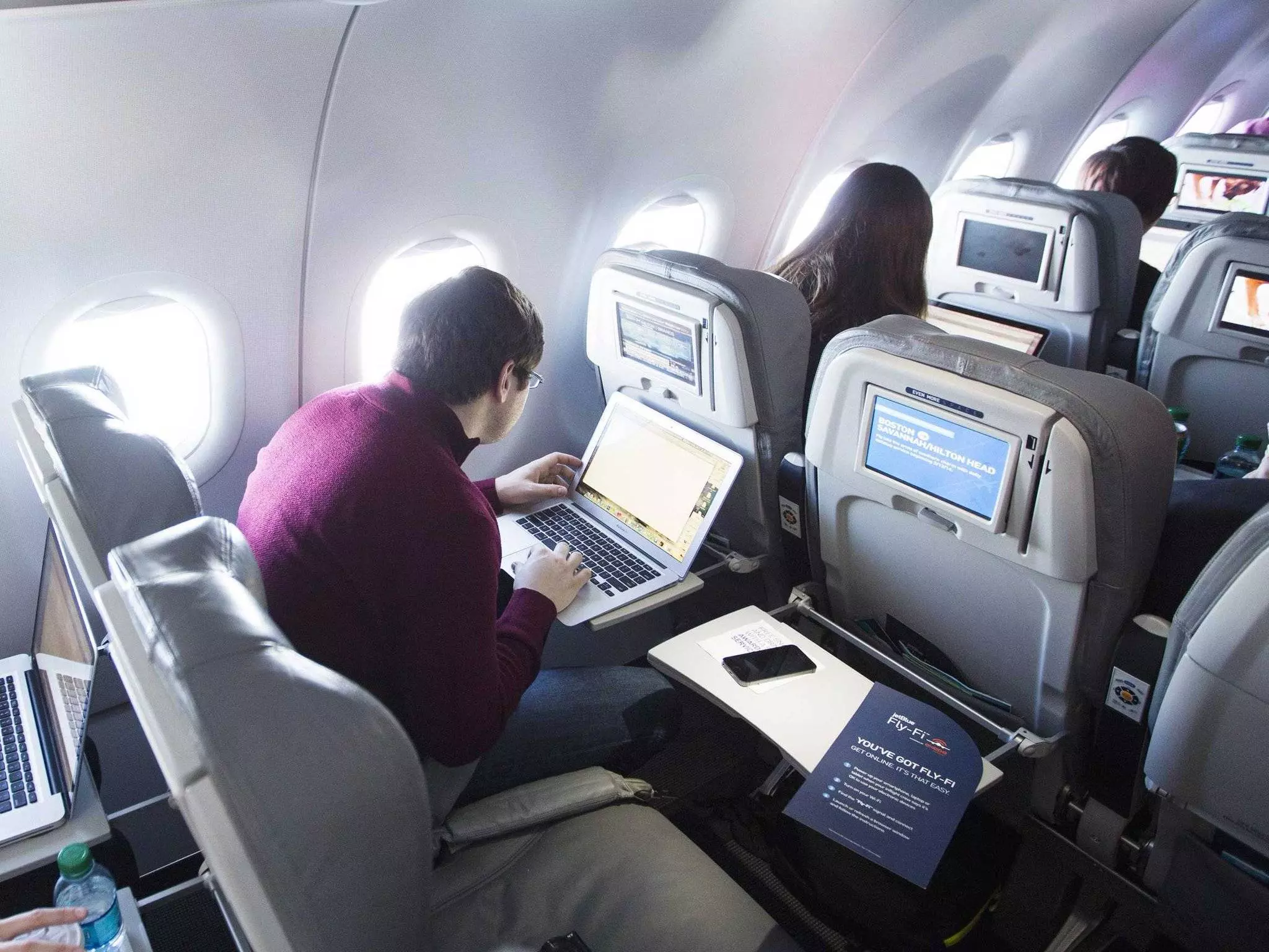 Есть ли в самолете интернет и сколько это стоит?