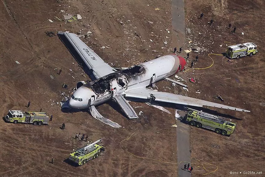 Как спастись при крушении самолета: советы выживших в авиакатастрофах