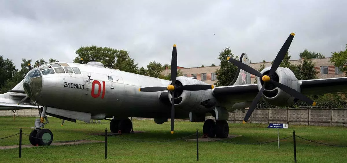 Самолет ту-16: советский бомбардировщик, вооружение, технические характеристики, история