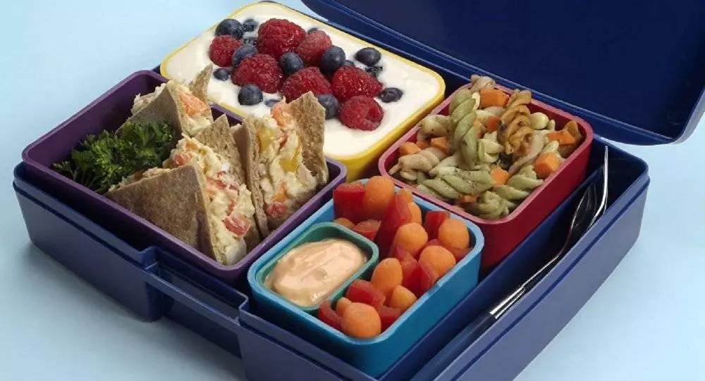 Питание для пассажиров: кормят ли в самолете Победа, и что можно взять с собой из еды и напитков