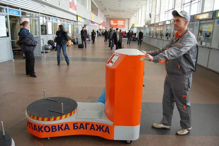 Упаковка чемодана в аэропорту зачем обматывают пленкой