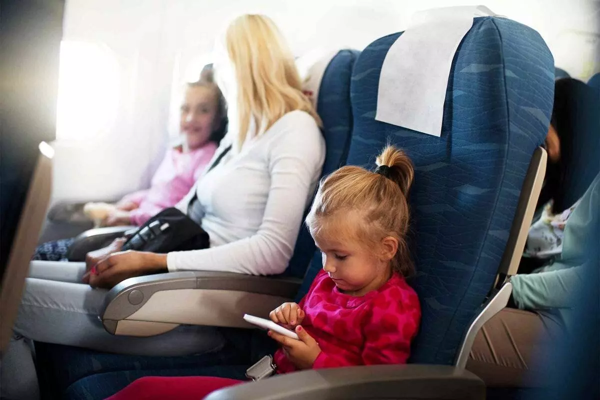 Со скольки лет дети могут летать на самолете без сопровождения