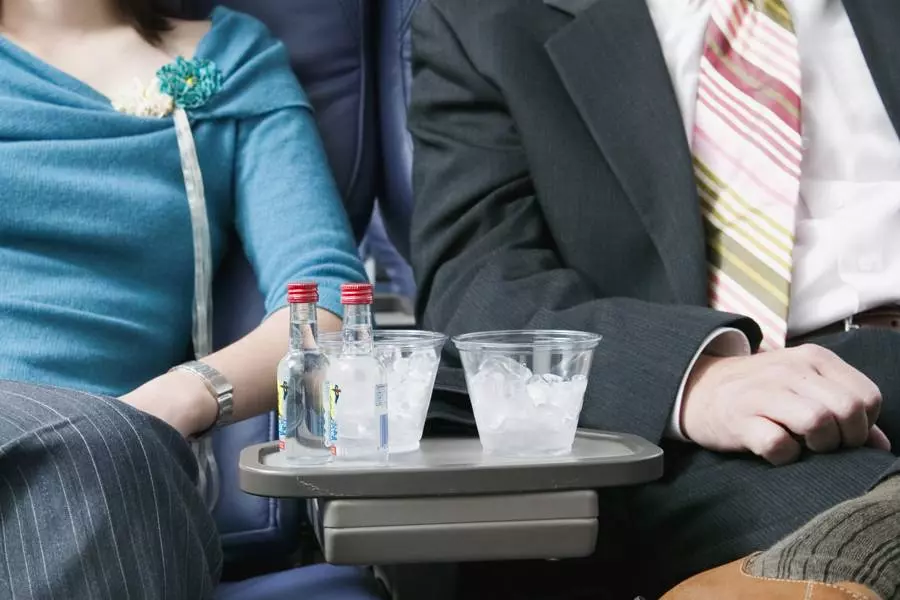 Алкоголь в самолете: как провозить и можно ли пить