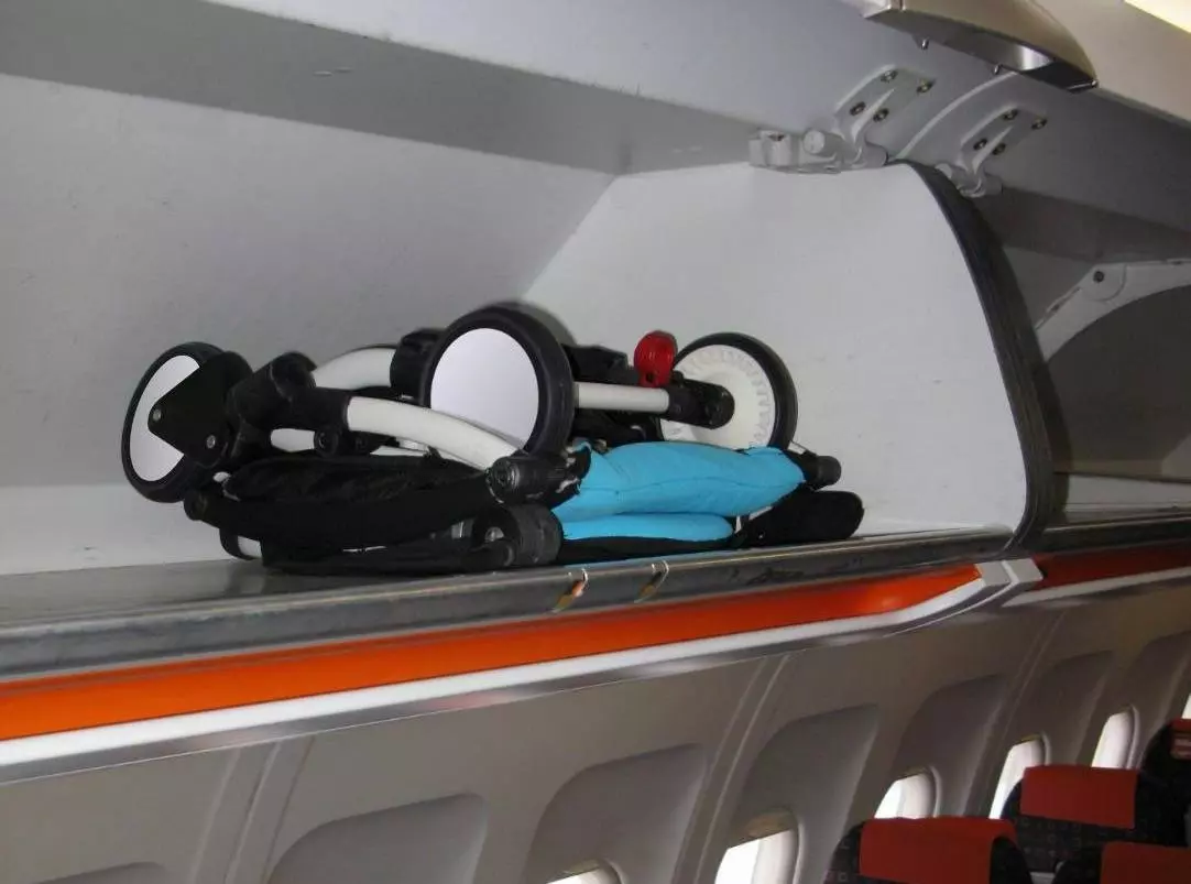 Какую коляску можно брать в перелет: правила для путешествия в самолете