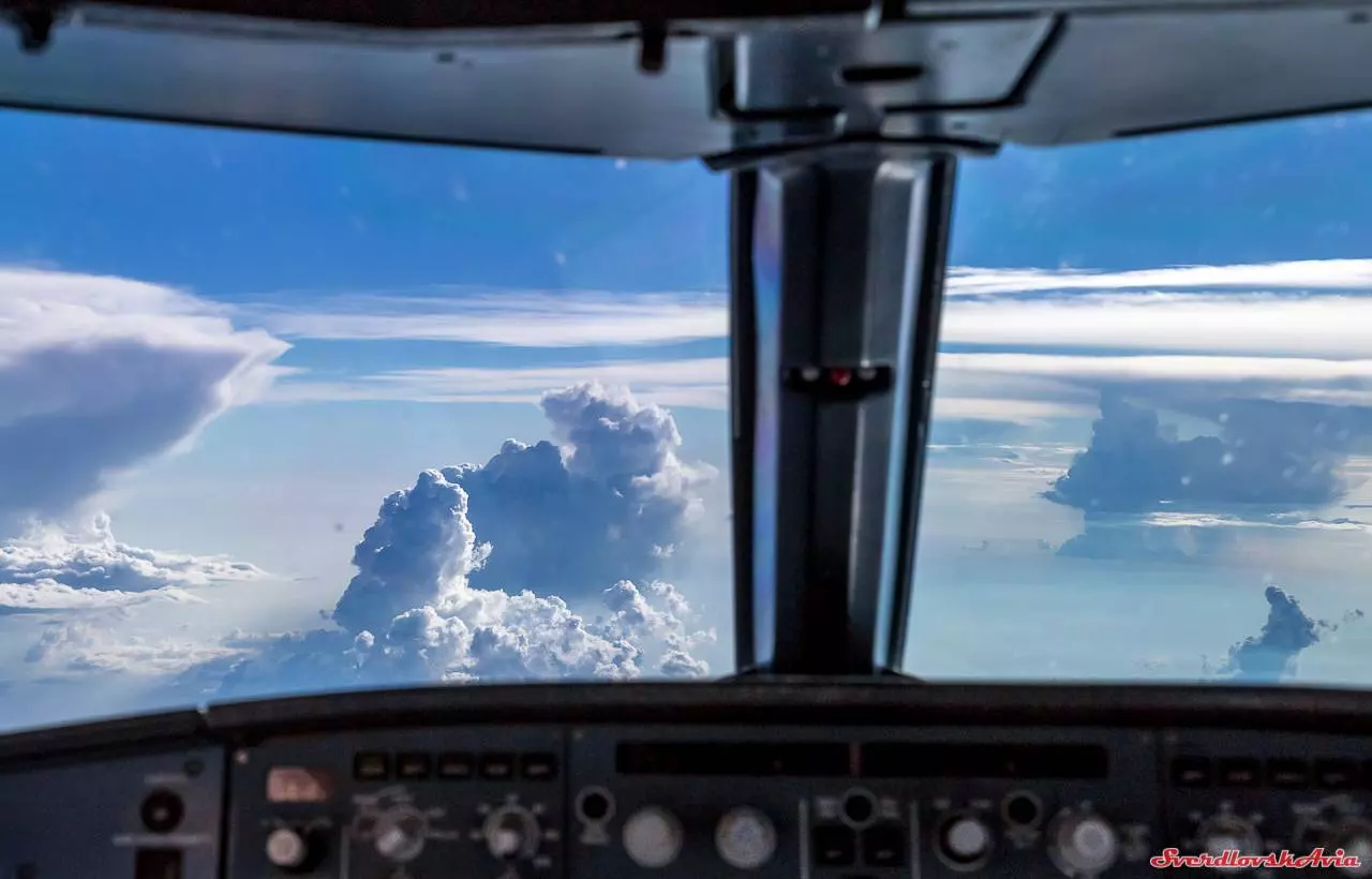 Вид из окна иллюминатора. вид из кабины и окна самолета