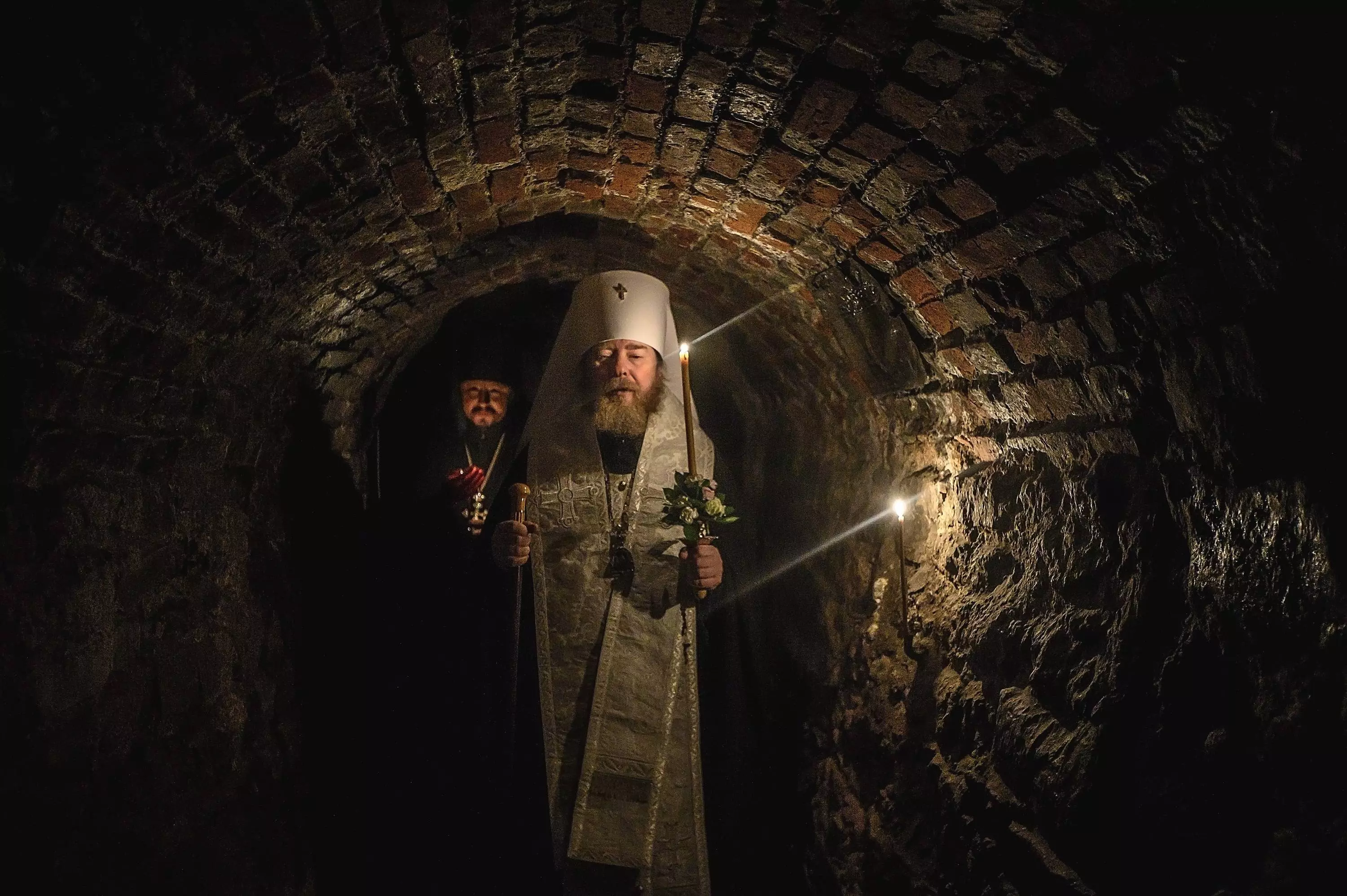 Священные пещеры свято-успенского псково-печерского мужского монастыря в псковской обл.