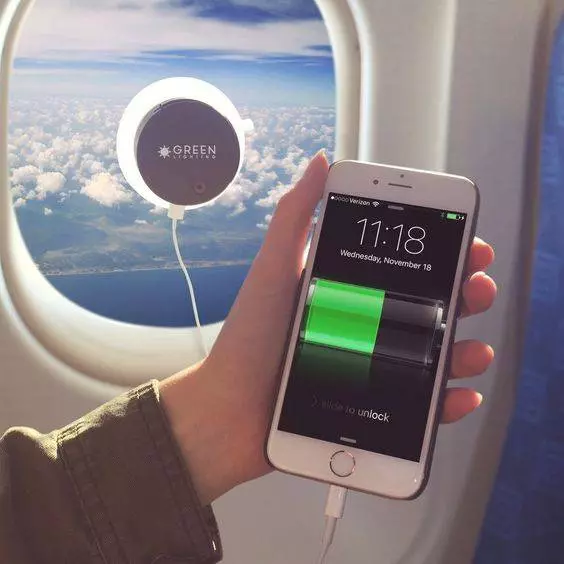 Как зарядить телефон в самолете