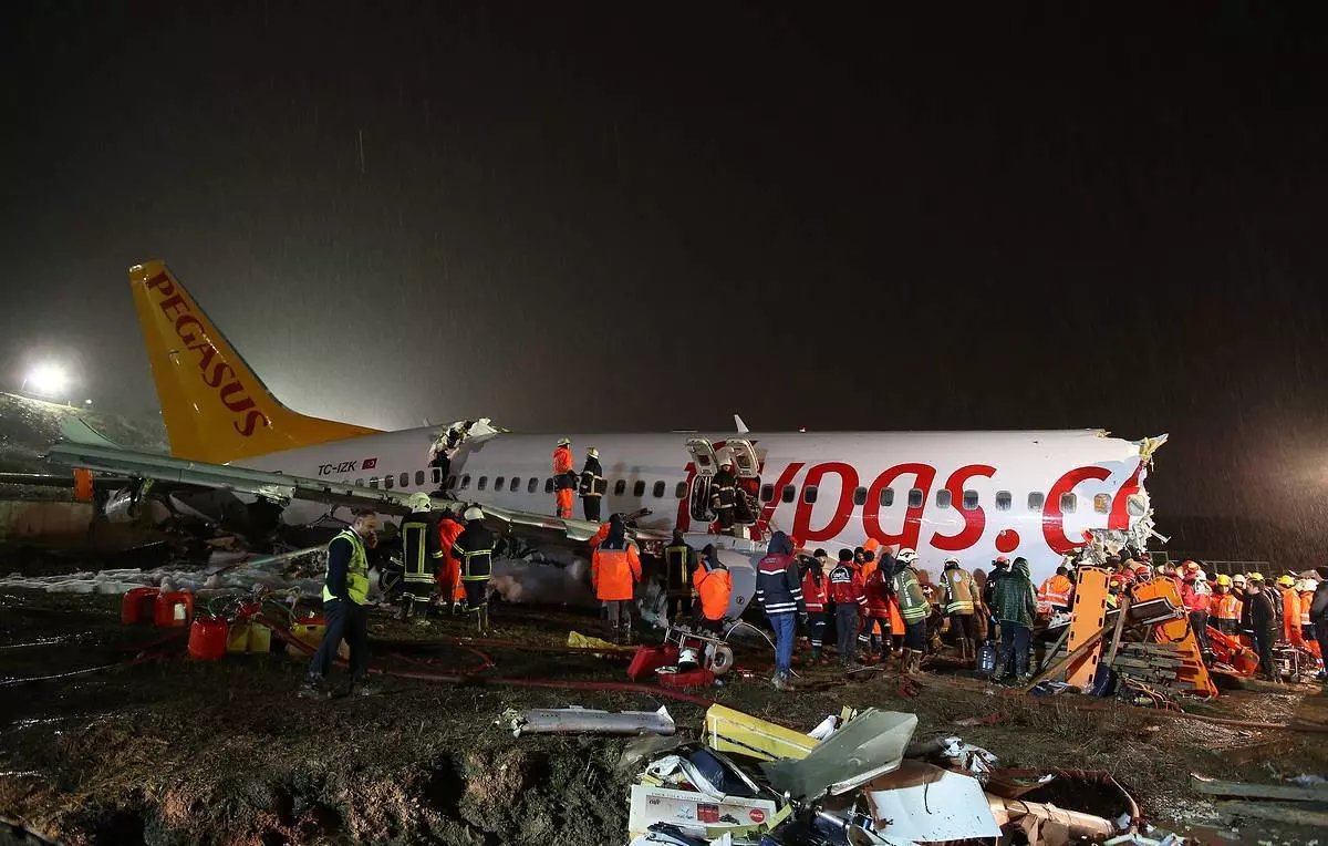 Как спастись при крушении самолета: советы выживших в авиакатастрофах