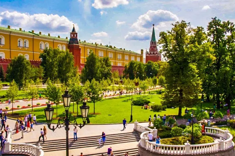 Александровский сад — это исторический парк, расположенный в самом центре Москвы, в Тверском районе, рядом с Кремлем.