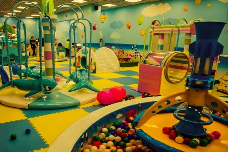 Посещение детских игровых центров становится все более популярным вариантом досуга для всей семьи. В Москве
