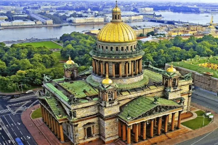 Исаакиевский собор – одно из главных храмов города, который славится своей колоссальной золотой куполообразной главой.1