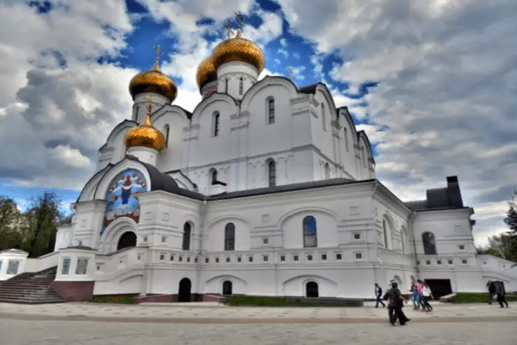 Кафедральный Собор Успения Пресвятой Богородицы – это величественное здание, выполненное в стиле классицизма, расположенное в городе Ярославле-1