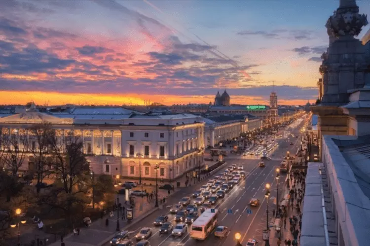 Невский проспект – главная улица Санкт-Петербурга, на которой находятся множество магазинов, ресторанов и кафе.1