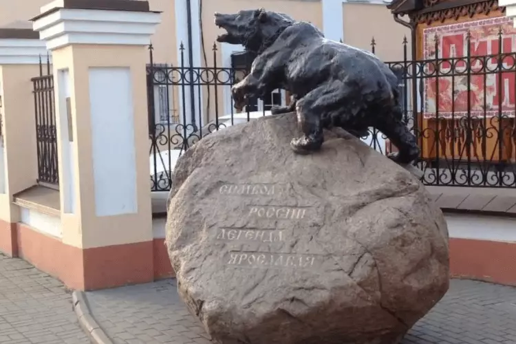 Памятник медведю в Ярославле - это одна из визитных карточек города