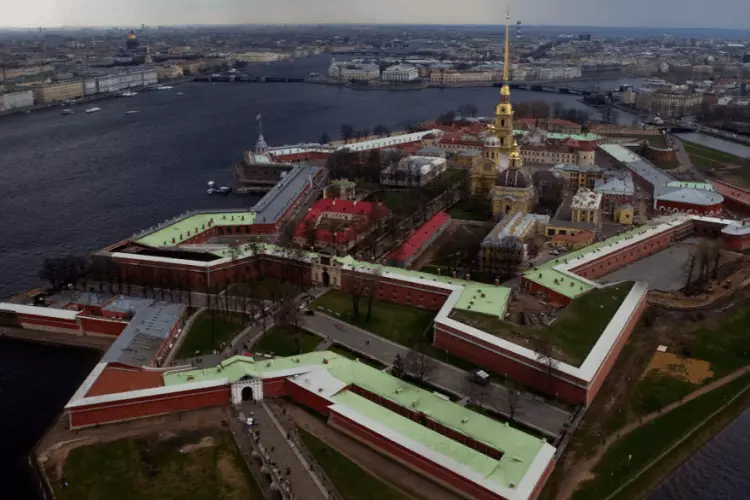 Петропавловская крепость – первое крепостное сооружение Санкт-Петербурга, где располагается Петропавловский собор и Петербургский музей.1