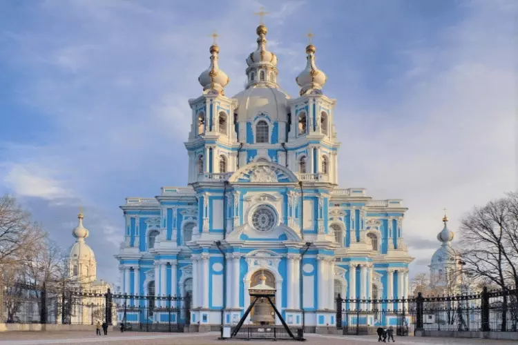 Воскресенский (Смольный) собор – один из самых красивых храмов Санкт-Петербурга, расположенный на площади Смольного.-1