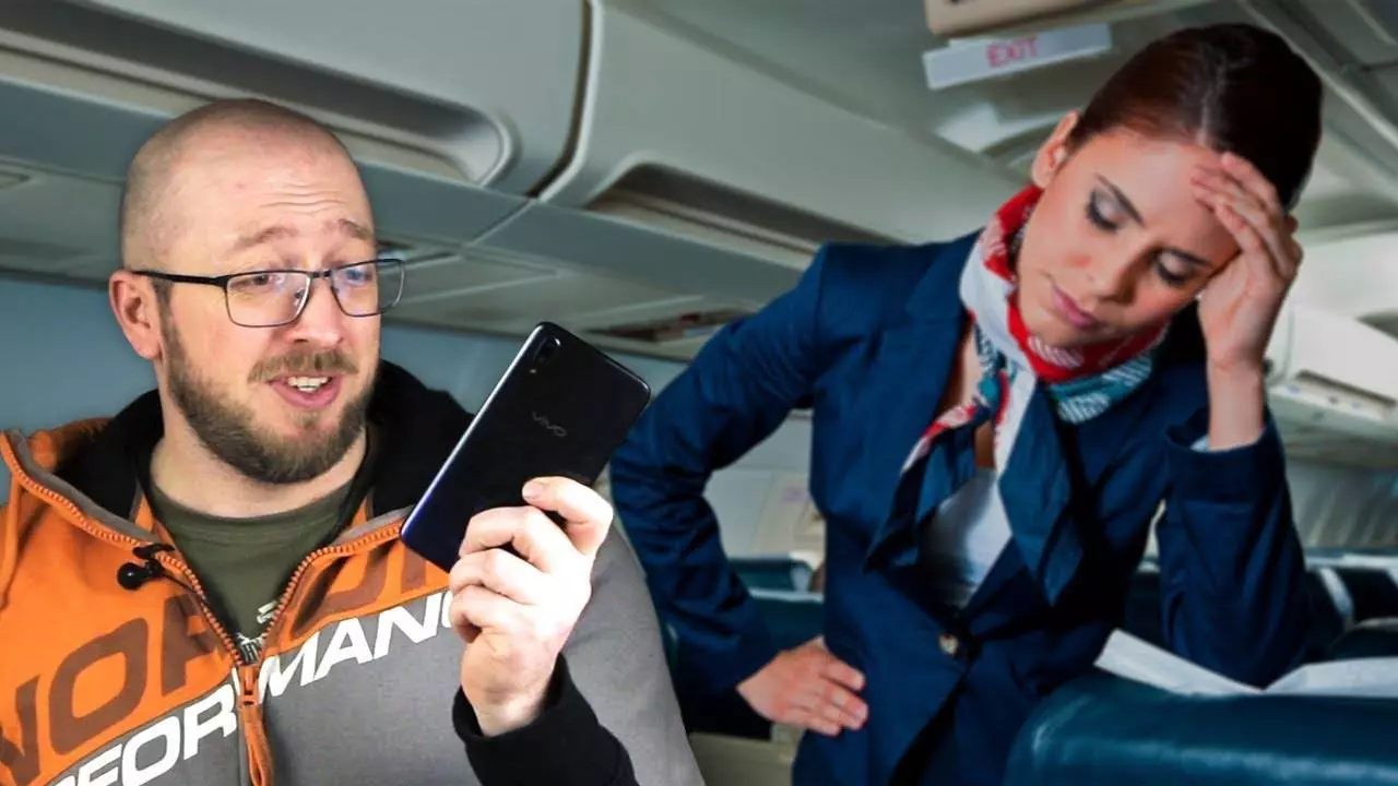 Телефон в самолете — почему нельзя пользоваться и зачем включать авиарежим?