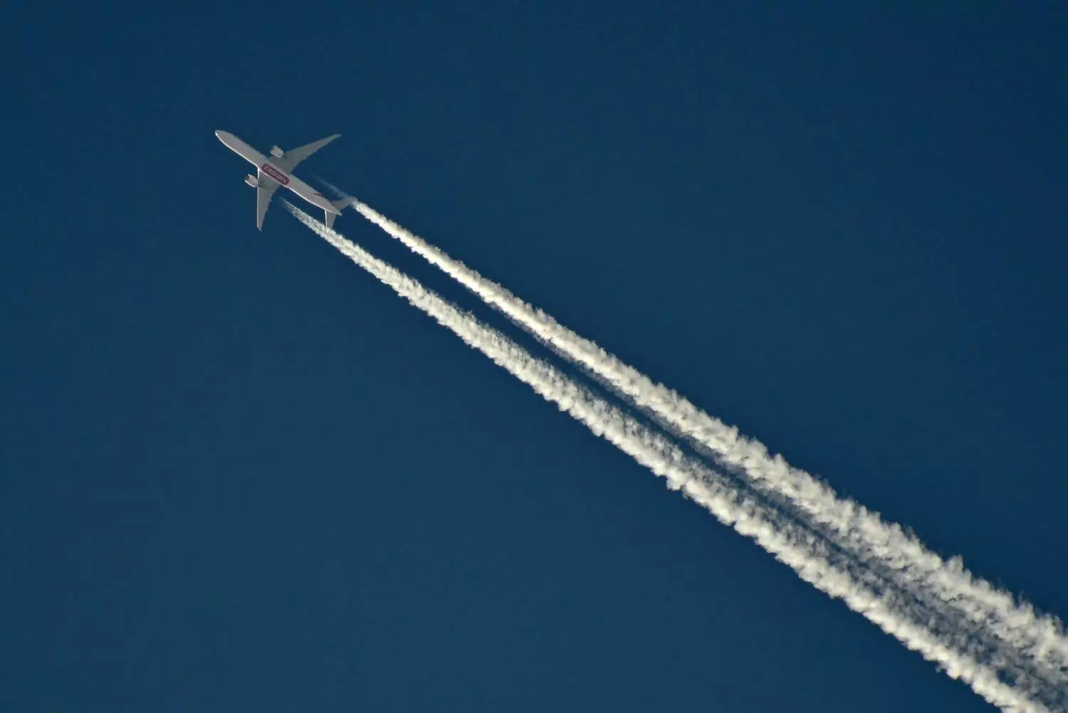 Что за загадочные полосы в небе оставляет самолет