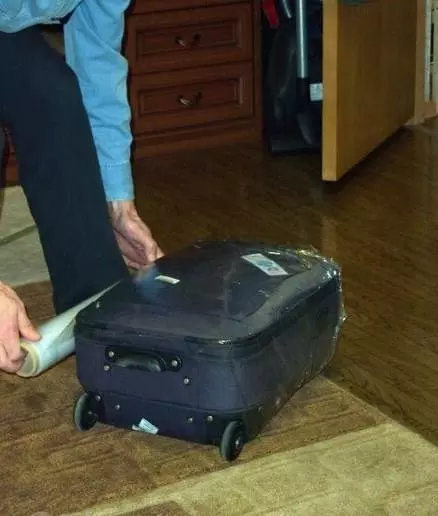 Обязательно ли упаковывать багаж в аэропорту