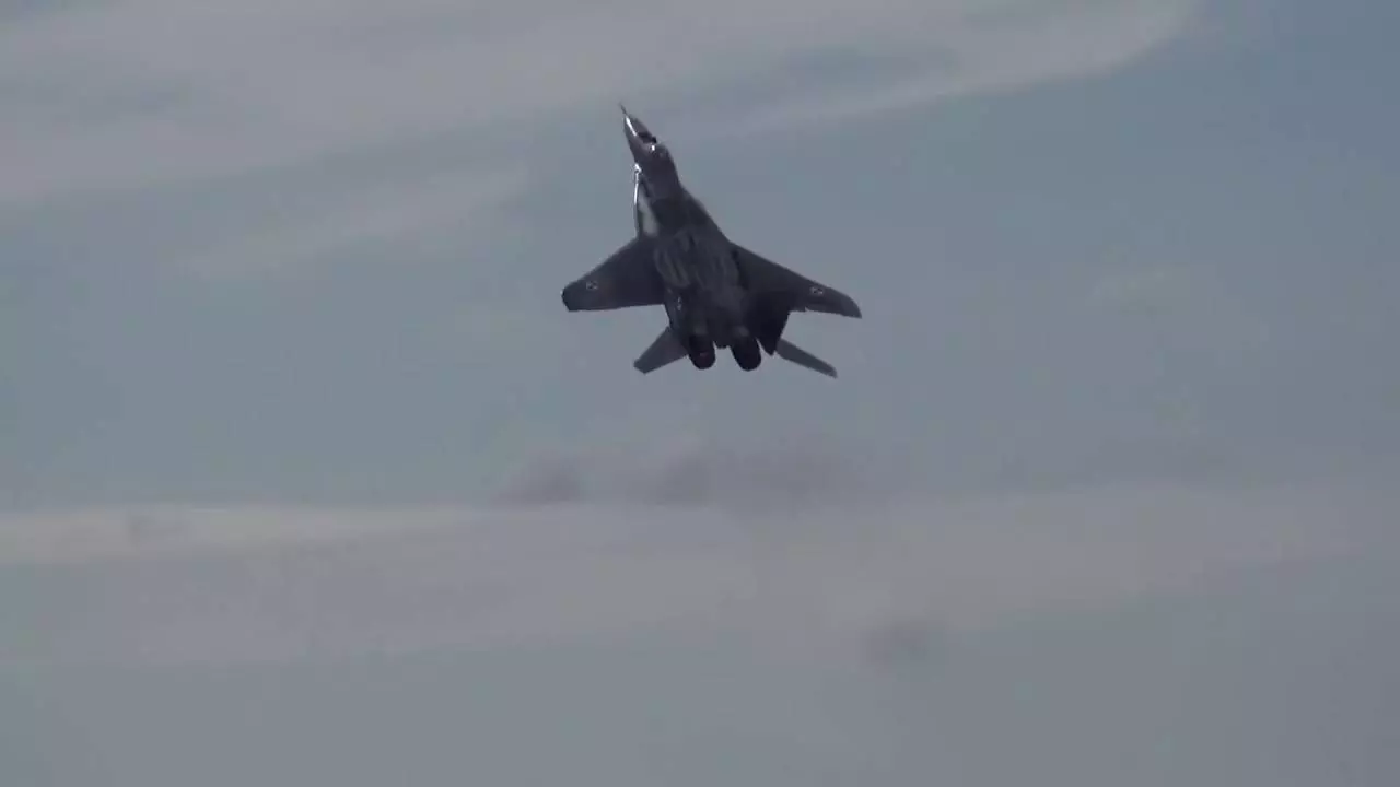 Российский истребитель миг-29 делает "свечку" сразу после взлета. резкий вертикальный подъем начинается на высоте нескольких метров от земли. (видео)