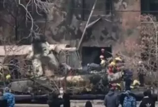 Жертву крушения самолёта спасли за секунды до столкновения с поездом. видео | forpost