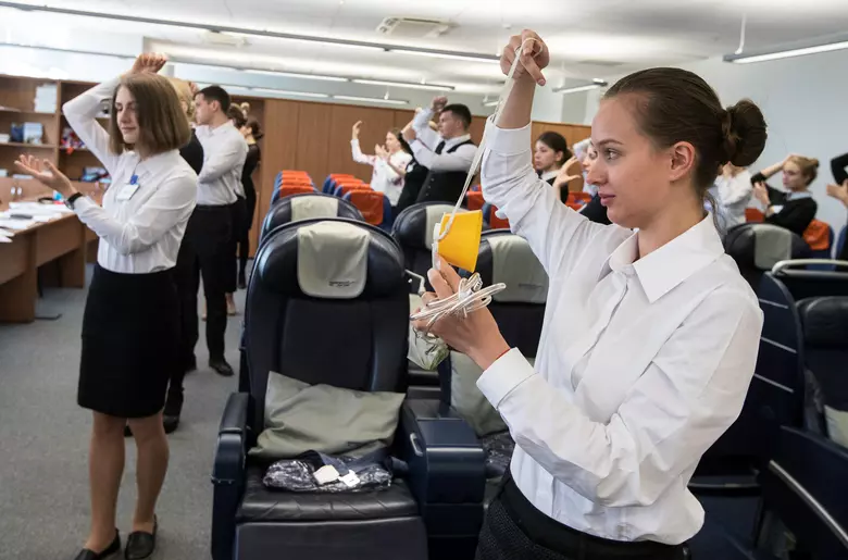 Как стать стюардессой в аэрофлоте: что нужно, где учиться и сколько они получают