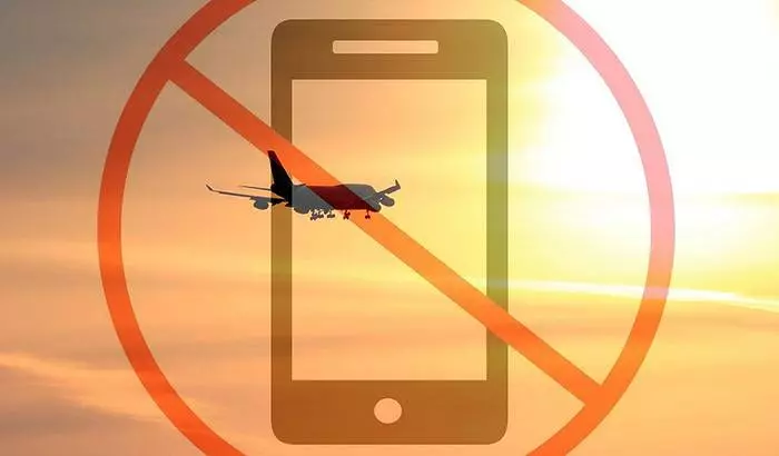 Почему в самолете нельзя пользоваться телефоном: правила для всех