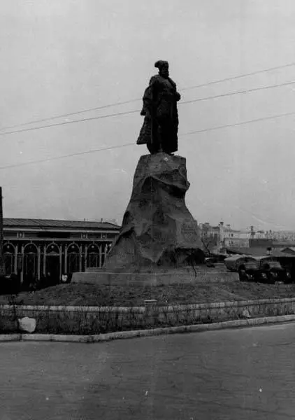 Памятник ерофею хабарову напротив ж/д вокзала