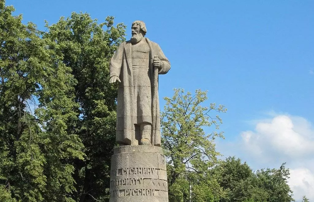 Памятник ивану сусанину в городе кострома