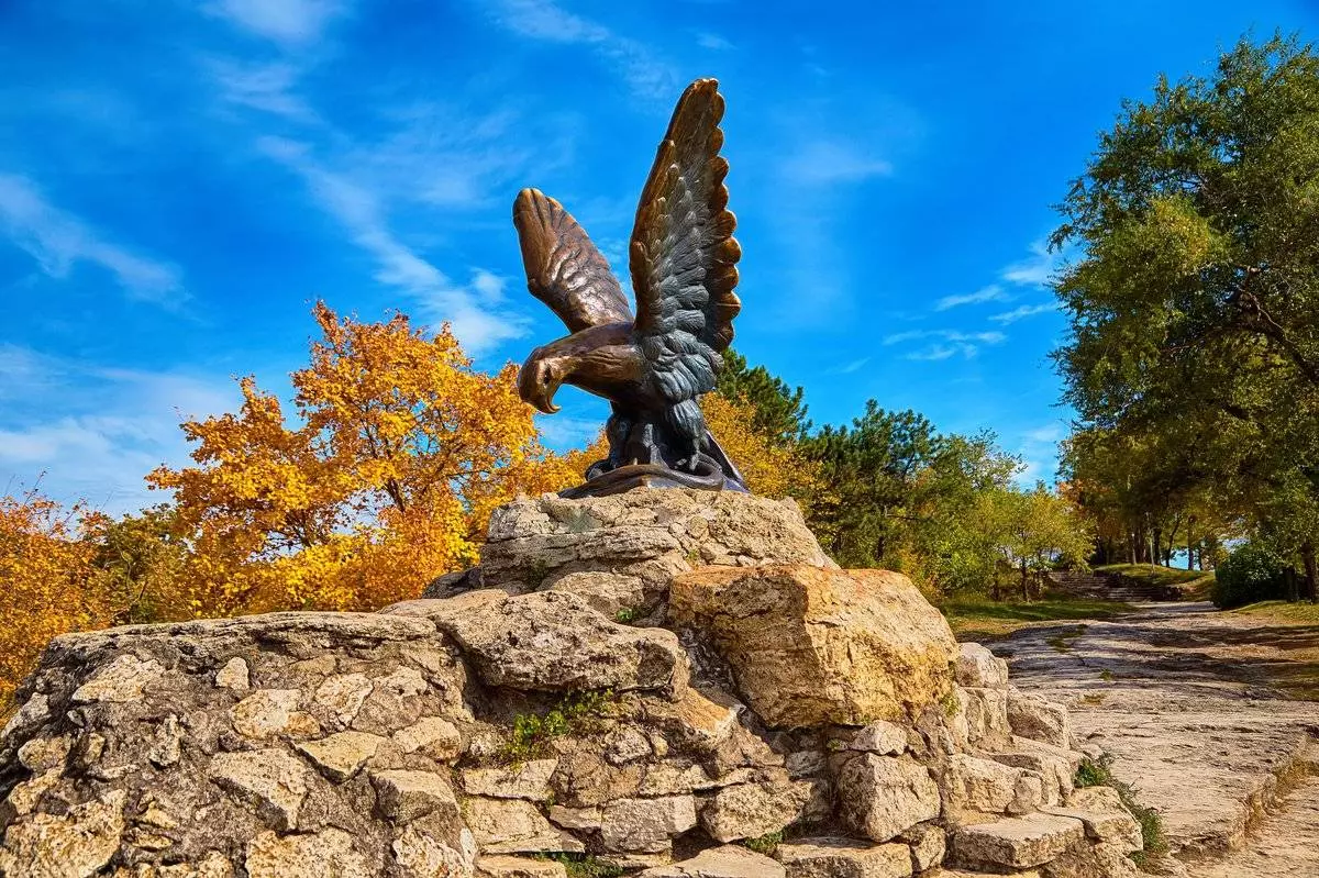 Скульптура «орел» в пятигорске