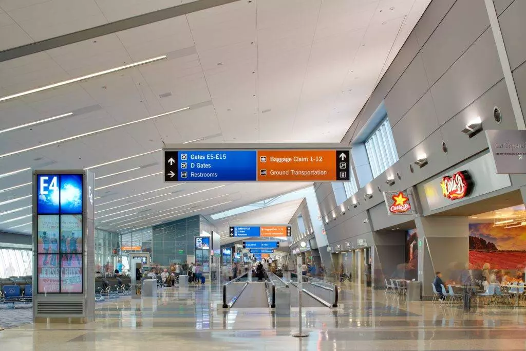 Куда и когда сдавать багаж после регистрации в аэропорту: автоматический прием и стойка drop-off