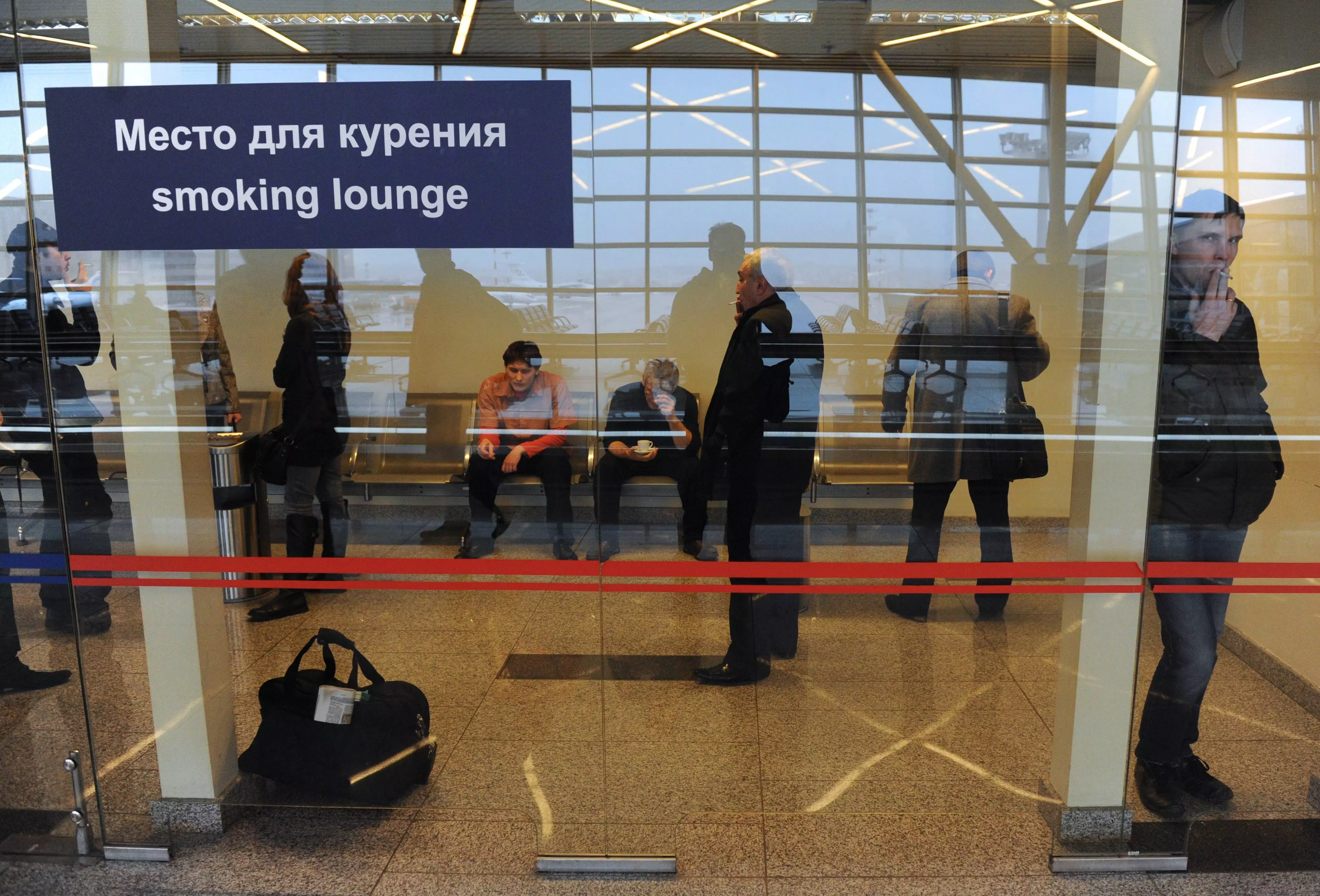 Можно ли курить электронные сигареты или айкос в самолете и аэропорту?
