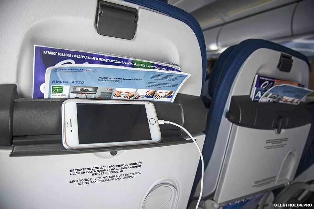 Можно ли пользоваться и заряжать телефон в самолете: почему нельзя звонить в 2021 году