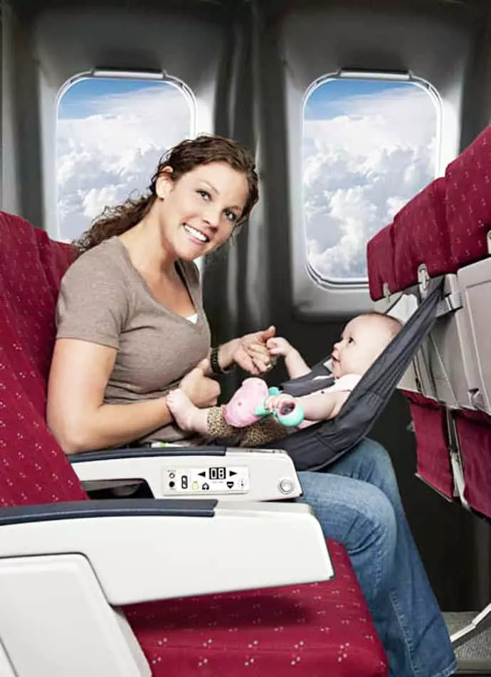 Ребенок  от 6 месяцев до года в самолете — как подготовиться, что взять с собой и чем занять на время полета