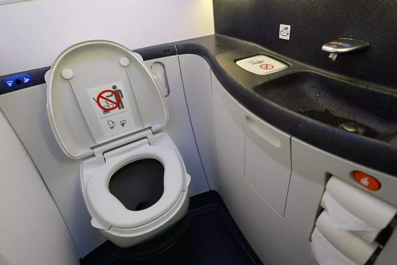 Как пользоваться туалетом в самолёте | блог о приключениях ксюши и славы наймушиных