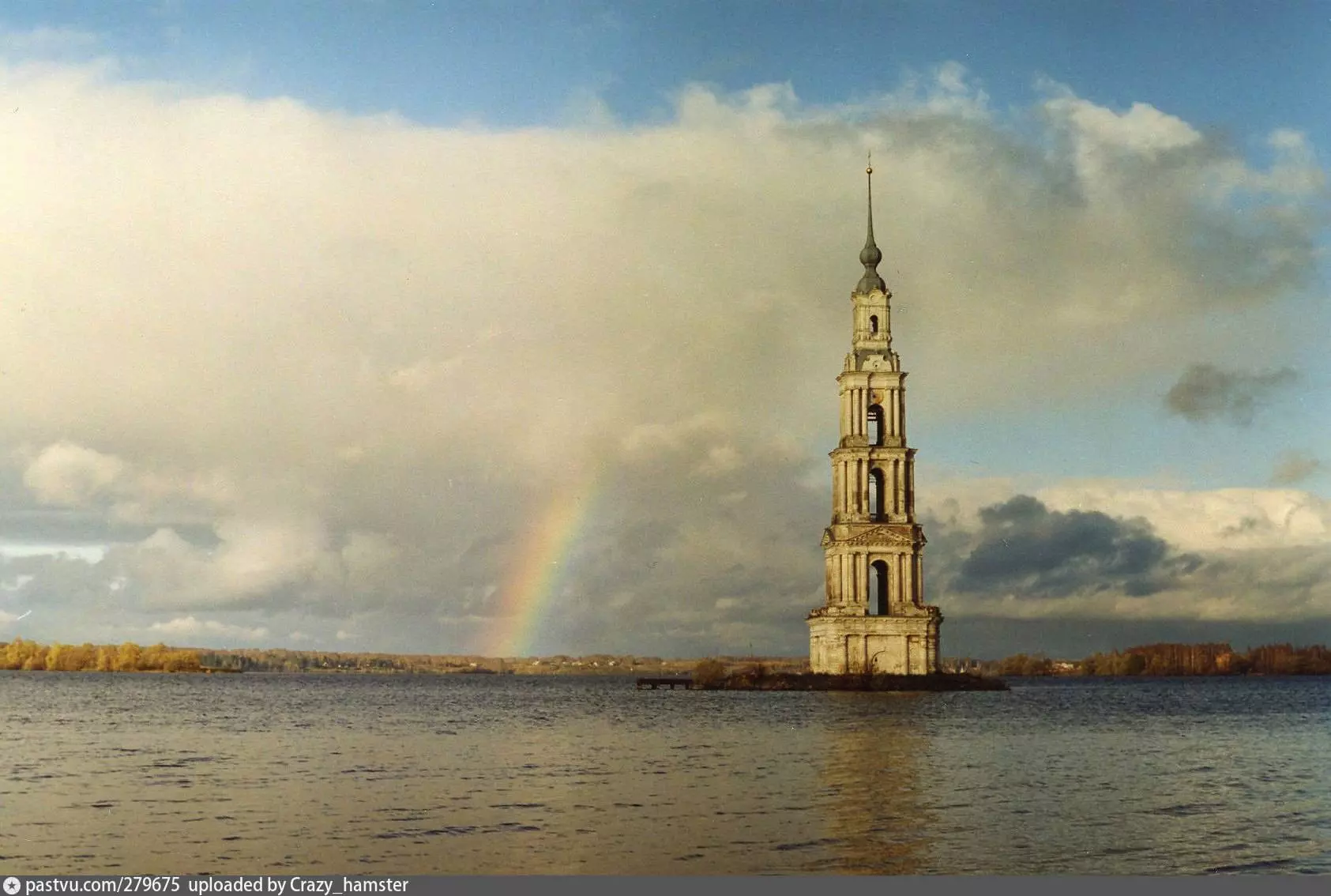 Затопленная колокольня никольского собора в калязине