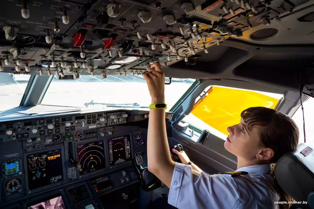 Как стать пилотом гражданской авиации в россии: зарплата, плюсы