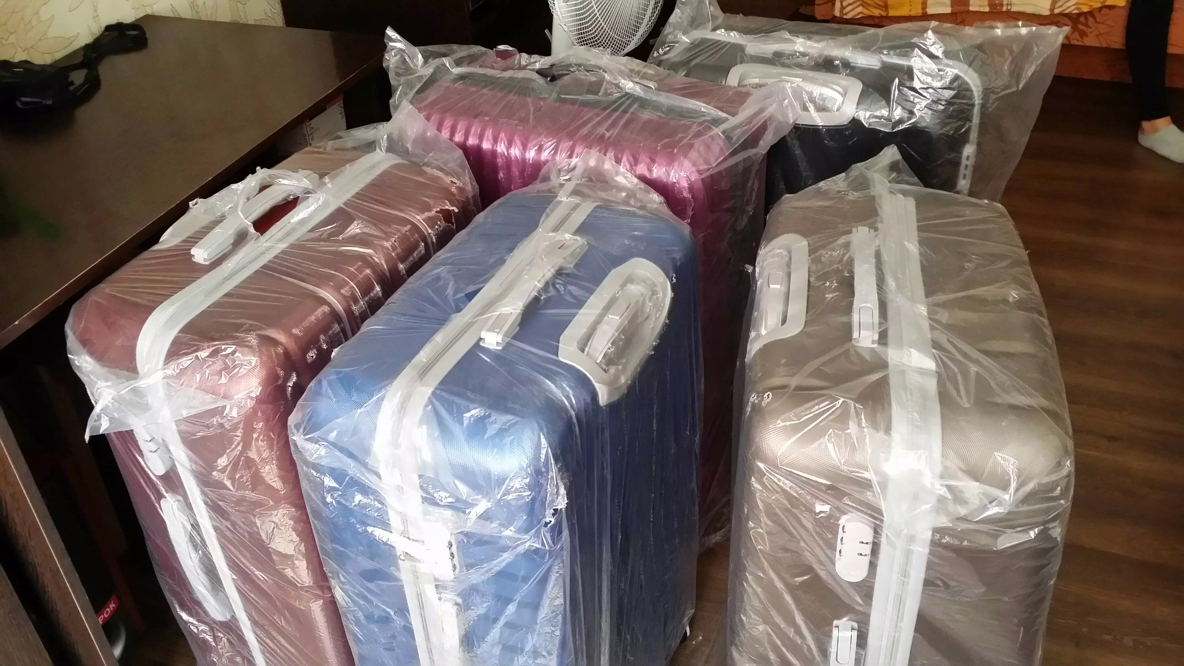 Упаковка чемодана в аэропорту: зачем обматывают пленкой?, лайфхаки для путешествий