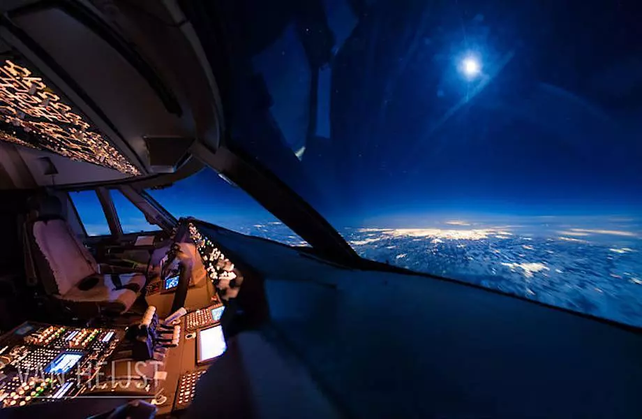 Вид из самолета: из кабины пилота, из окна - фото