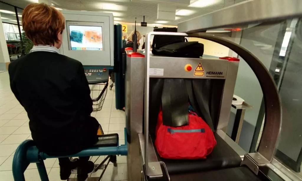 Рентген в аэропорту для проверки багажа, туристу на заметку