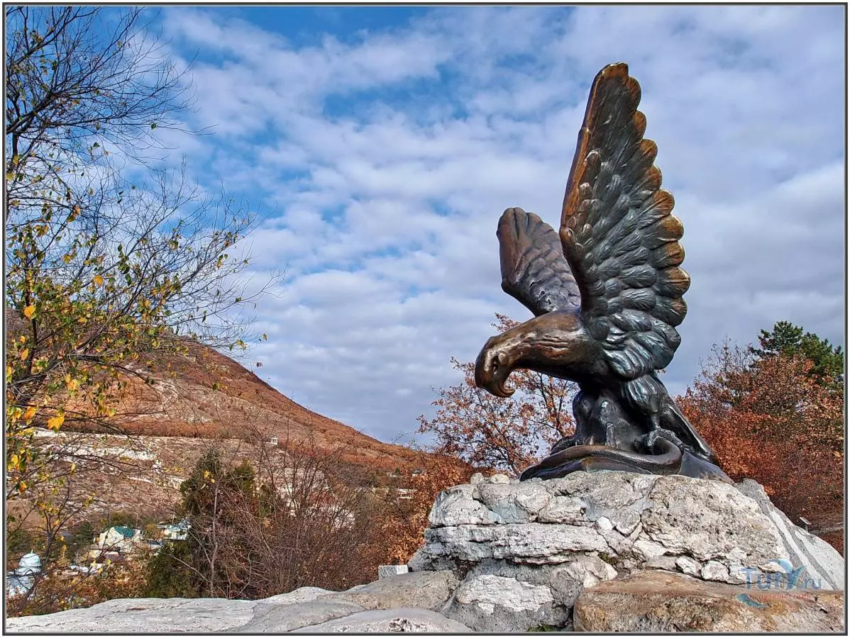 Скульптура орла, пятигорск. памятник, статуя на горе горячей. отели рядом, фото, видео, как добраться – туристер.ру