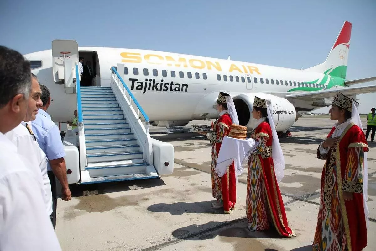 Сотни пассажиров застряли в аэропортах душанбе и худжанда. фото