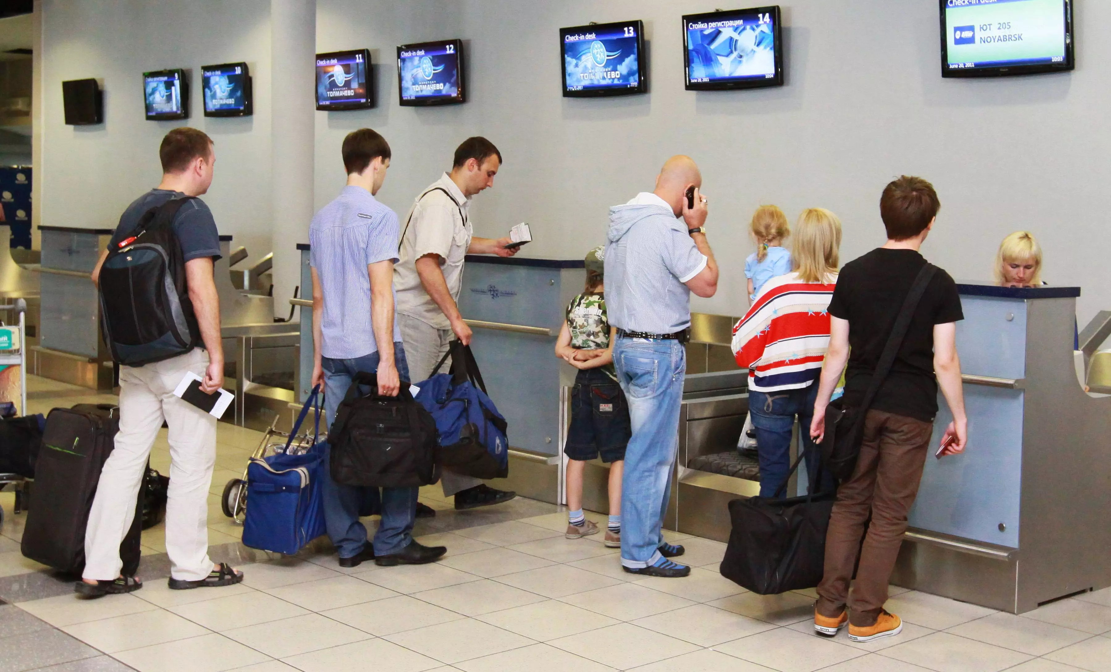 Как летать на самолете: регистрация, сдача багажа, паспортный контроль