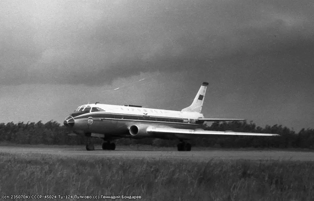 Самолет ту-104: фото салона, история создания