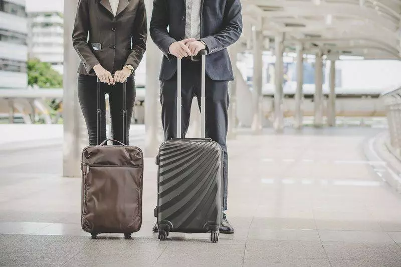 Упаковка чемодана в аэропорту: зачем обматывают пленкой?