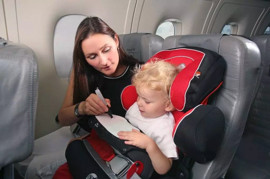 Перелёт с младенцем: чем занять ребёнка в самолёте