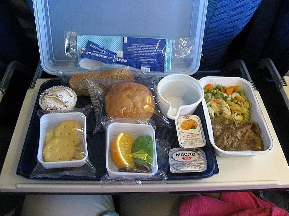 Питание в самолёте эконом-класса: кормят ли