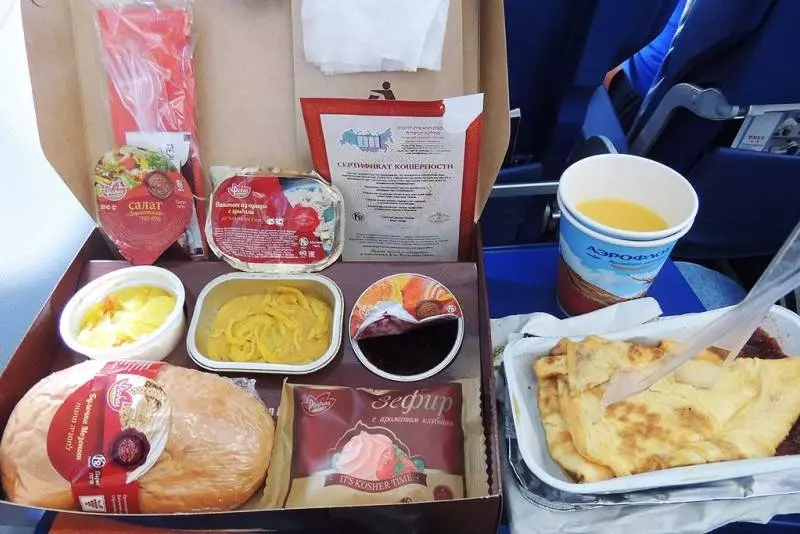 Как и когда подается еда в самолетах эконом класса: кормят ли