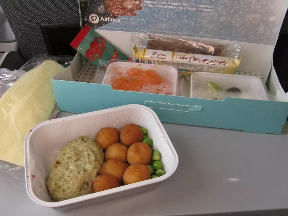 Еда в самолете: что надо знать о бортовом питании
